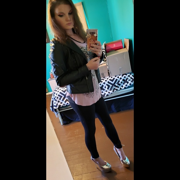 Meet your Posher, Liz - Picture 2 of 6